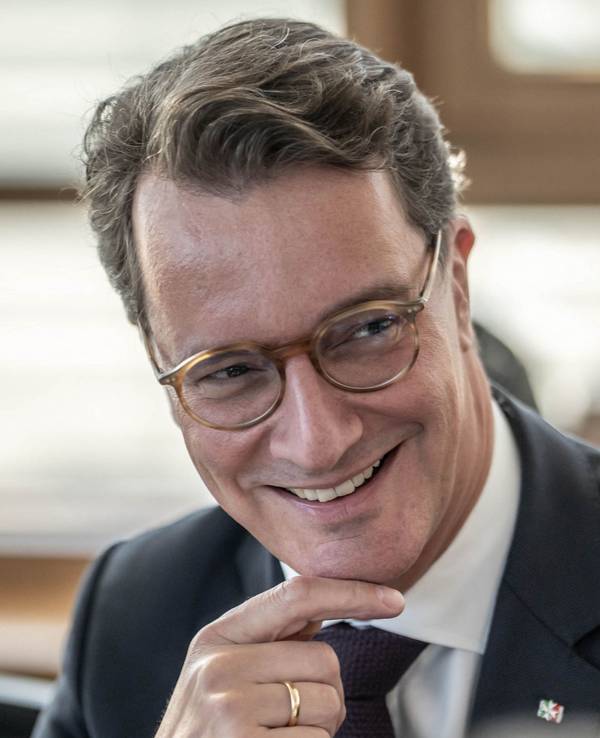 Hendrik Wüst (CDU), Ministerpräsident von Nordrhein-Westfalen, zieht nachts schon mal aufs Schlafsofa um.