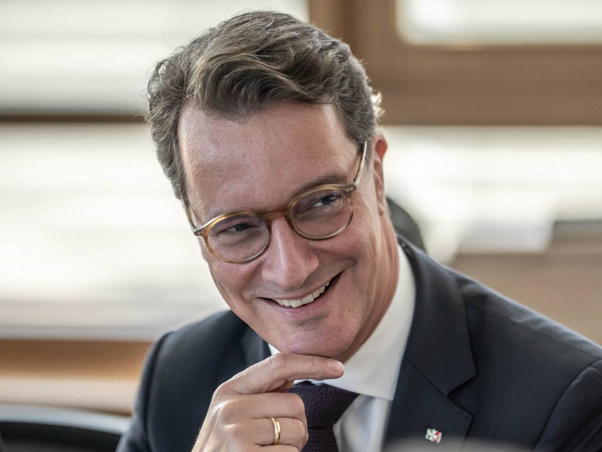 Hendrik Wüst (CDU), Ministerpräsident von Nordrhein-Westfalen, zieht nachts schon mal aufs Schlafsofa um.