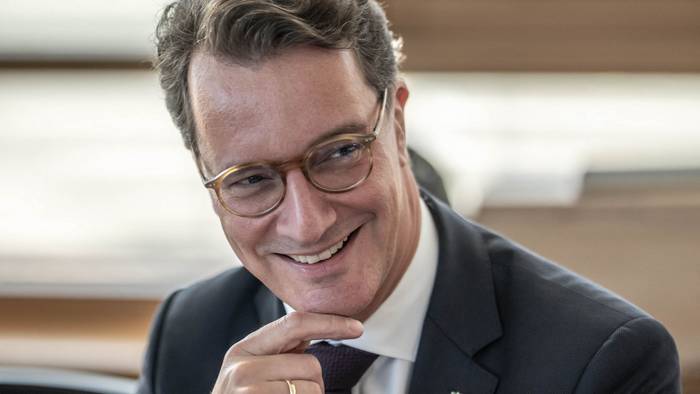 Hendrik Wüst (CDU), Ministerpräsident von Nordrhein-Westfalen, zieht nachts schon mal aufs Schlafsofa um.