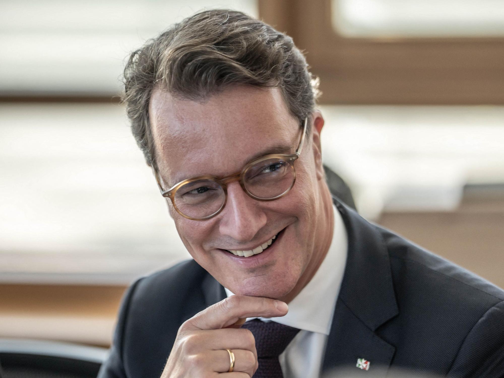 Hendrik Wüst (CDU), Ministerpräsident von Nordrhein-Westfalen, zieht nachts schon mal aufs Schlafsofa um.