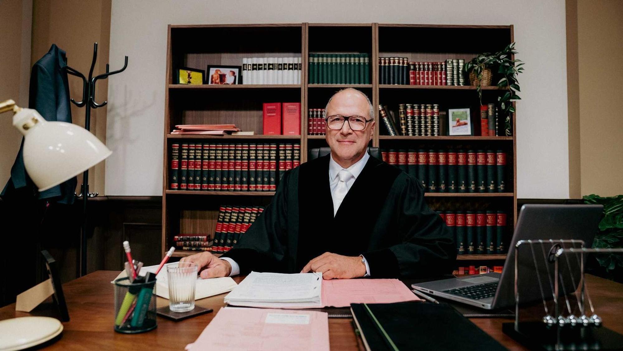 Die Leidenschaft für die Arbeit vor der Kamera sei geblieben, sagt Richter Alexander Hold. Trotzdem zog es ihn die letzten Jahre vor allem an den Schreibtisch. (Bild: SAT.1 / Joyn)