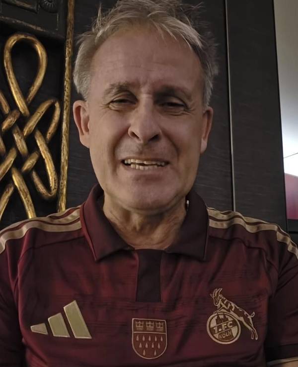 Pierre Littbarski im Willi-Ostermann-Trikot des 1. FC Köln.