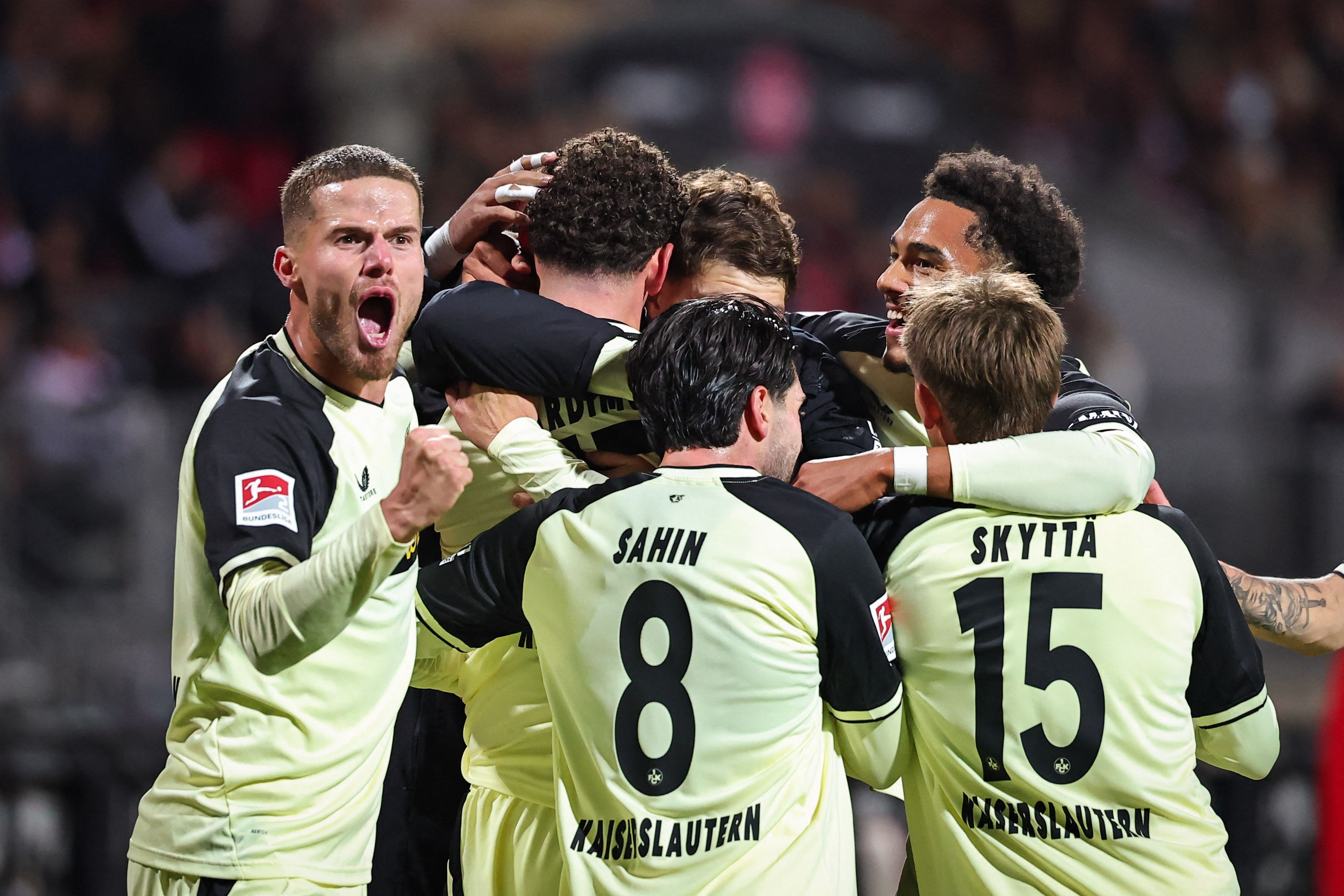 Die Profis des 1. FC Kaiserslautern jubeln gemeinsam.