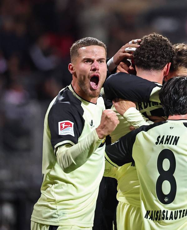 Die Profis des 1. FC Kaiserslautern jubeln gemeinsam.
