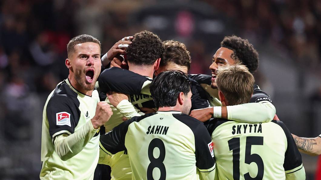 Die Profis des 1. FC Kaiserslautern jubeln gemeinsam.