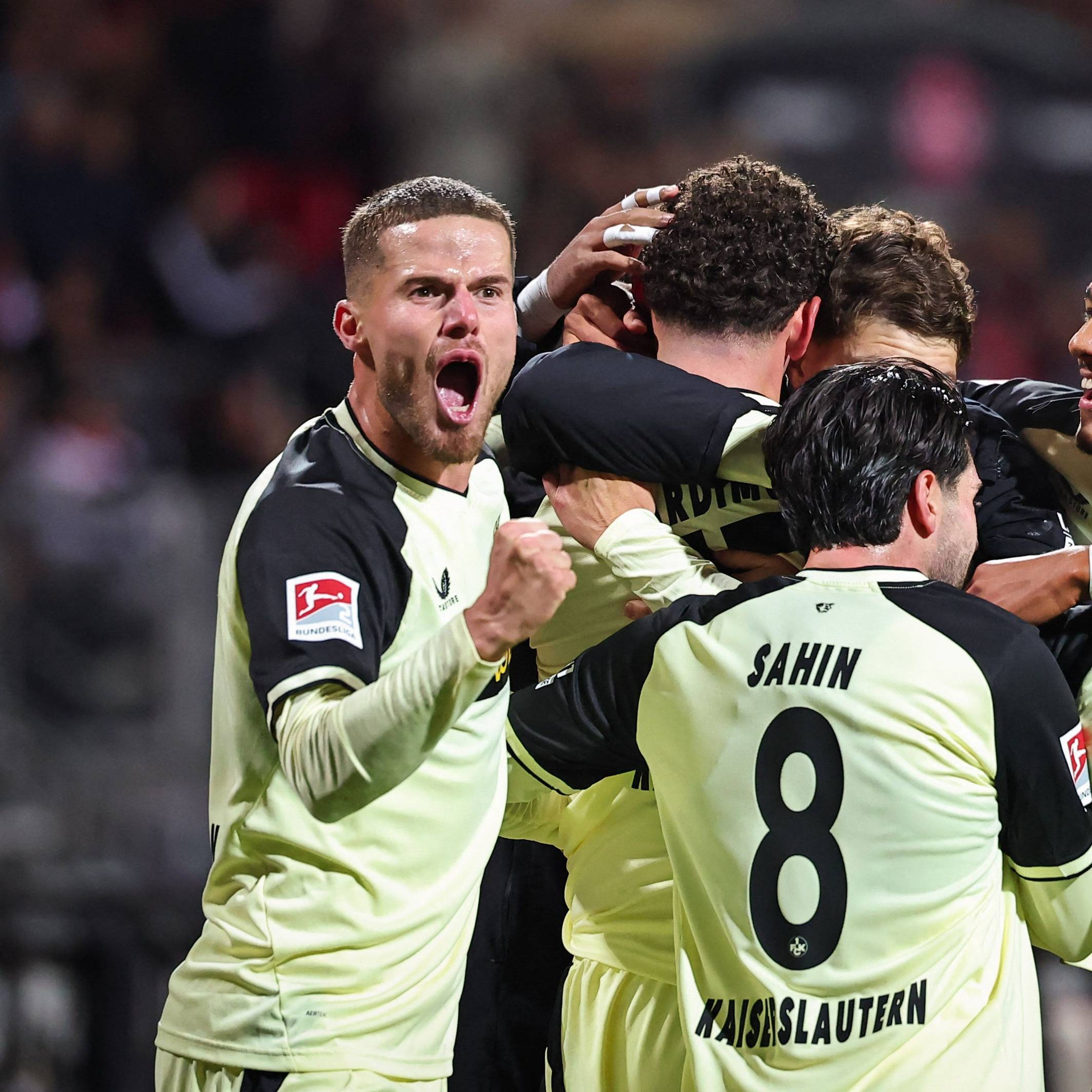 Die Profis des 1. FC Kaiserslautern jubeln gemeinsam.