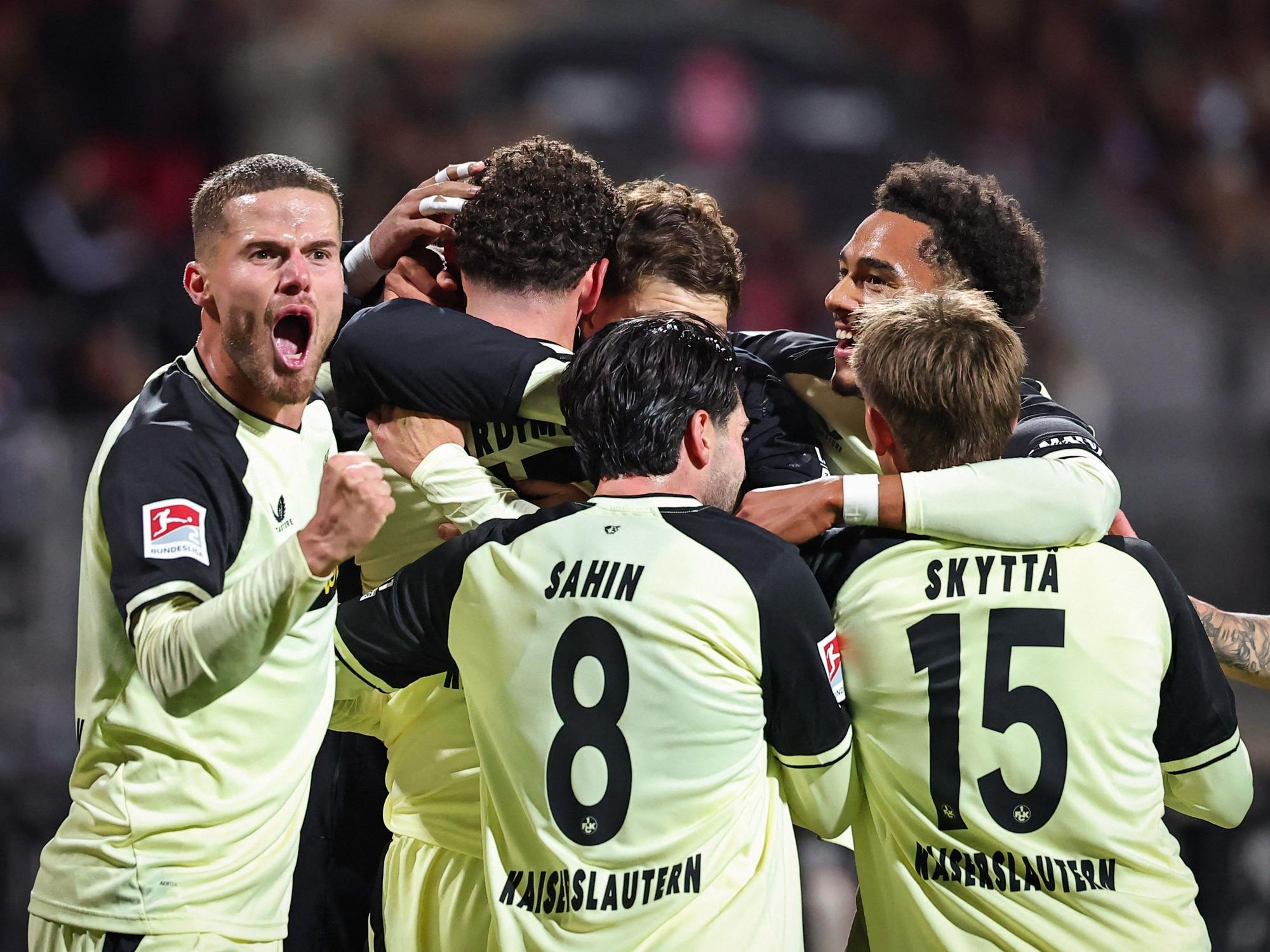 Die Profis des 1. FC Kaiserslautern jubeln gemeinsam.