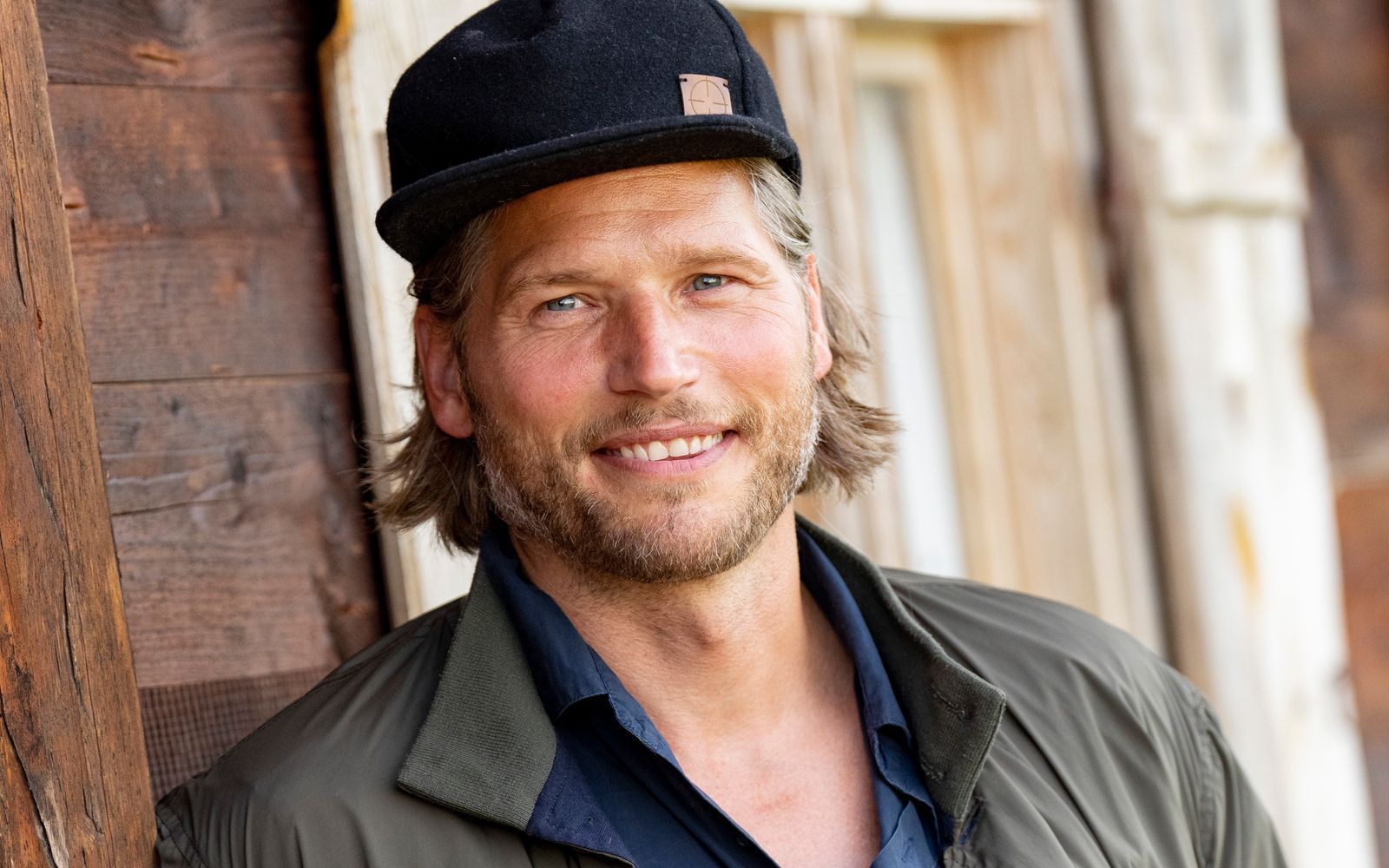 Sebastian Ströbel ist wieder als „Bergretter“ im Einsatz, wenn die beliebte ZDF-Serie am 29. Oktober in die 18. Runde geht. (Bild:  Getty Images/Marc Conzelmann)