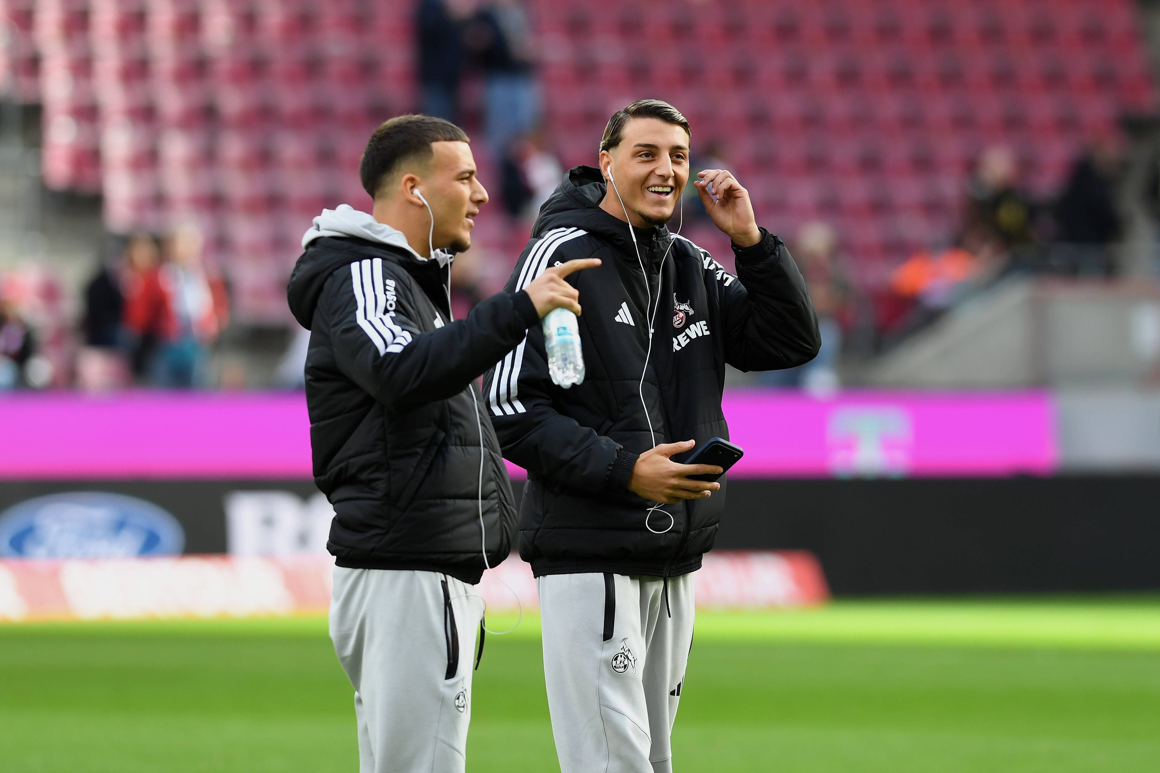 Said und Malek El Mala gemeinsam auf dem Rasen im Stadion.