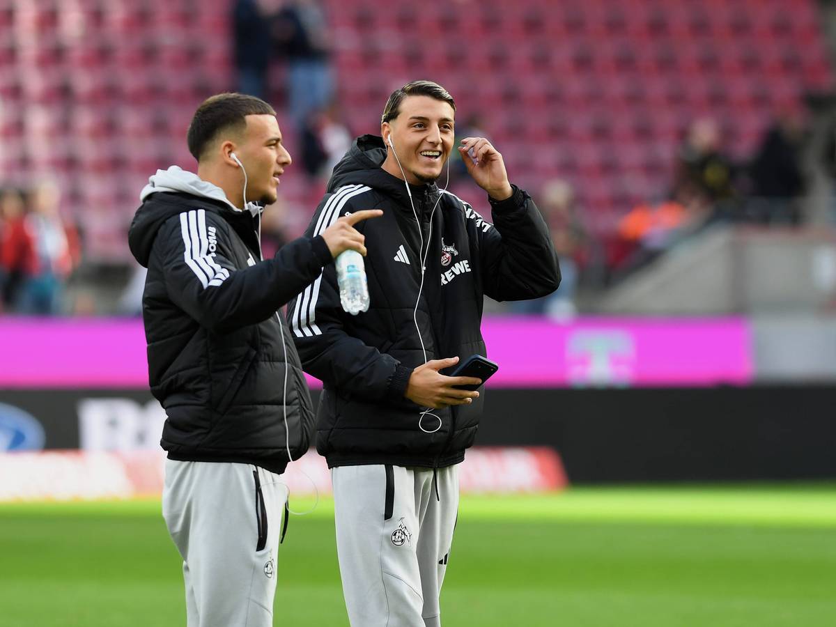 Said und Malek El Mala gemeinsam auf dem Rasen im Stadion.