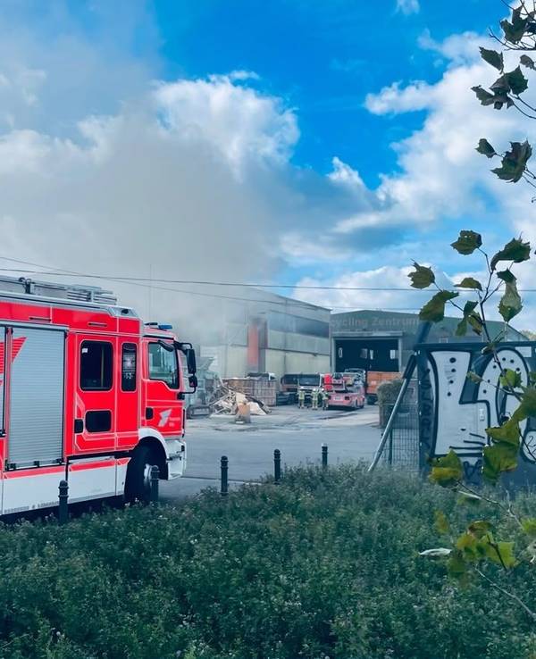 Die Kölner Feuerwehr bekämpft am Samstag (24. Oktober) einen Brand in einer Recyclinghalle an der Bonner Straße in Köln-Raderberg.