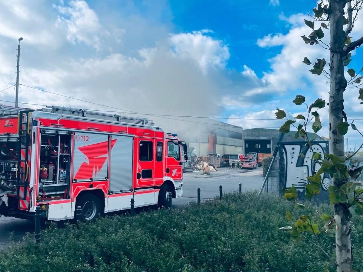 Die Kölner Feuerwehr bekämpft am Samstag (24. Oktober) einen Brand in einer Recyclinghalle an der Bonner Straße in Köln-Raderberg.