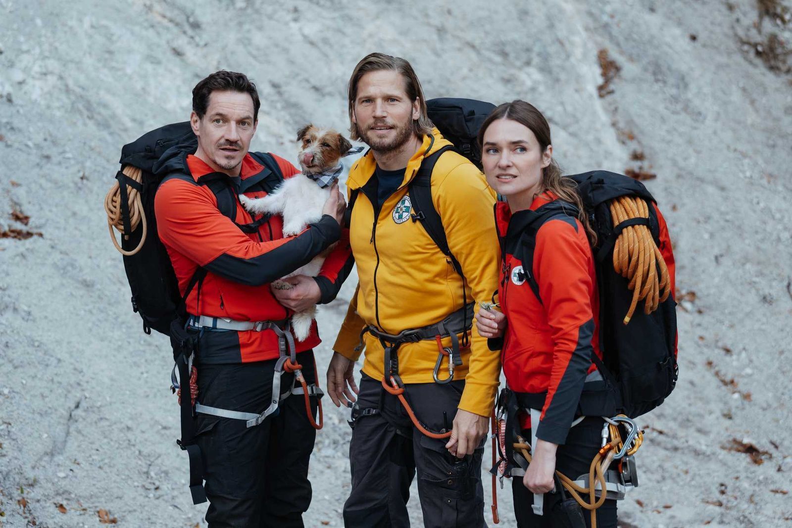 Die enge Zusammenarbeit mit der echten Bergrettung sieht Sebastian Ströbel (Mitte) als großen Gewinn auf beiden Seiten. Mit dabei sind die Filmkollegen Tobi (Markus Brandl) und Nina (Josephin Busch). (Bild: ZDF / Sabine Finger)