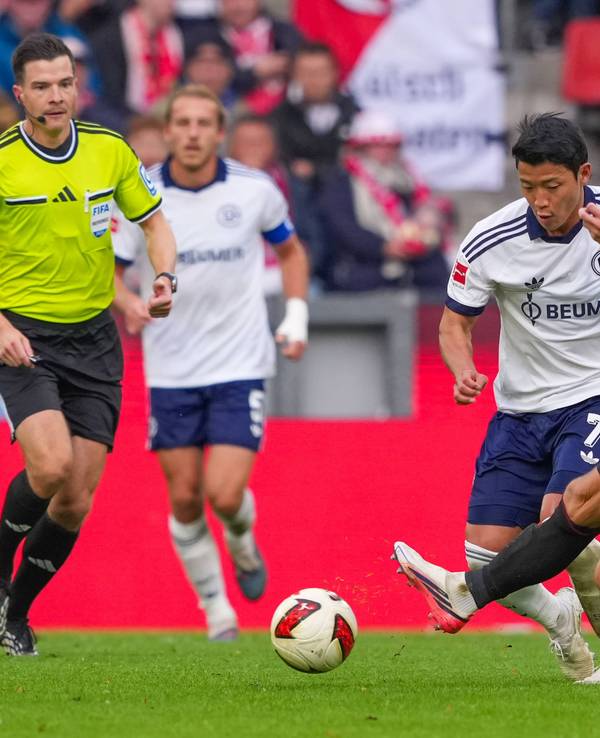 Tom Krauß im Zweikampf mit Hee-chan Hwang .