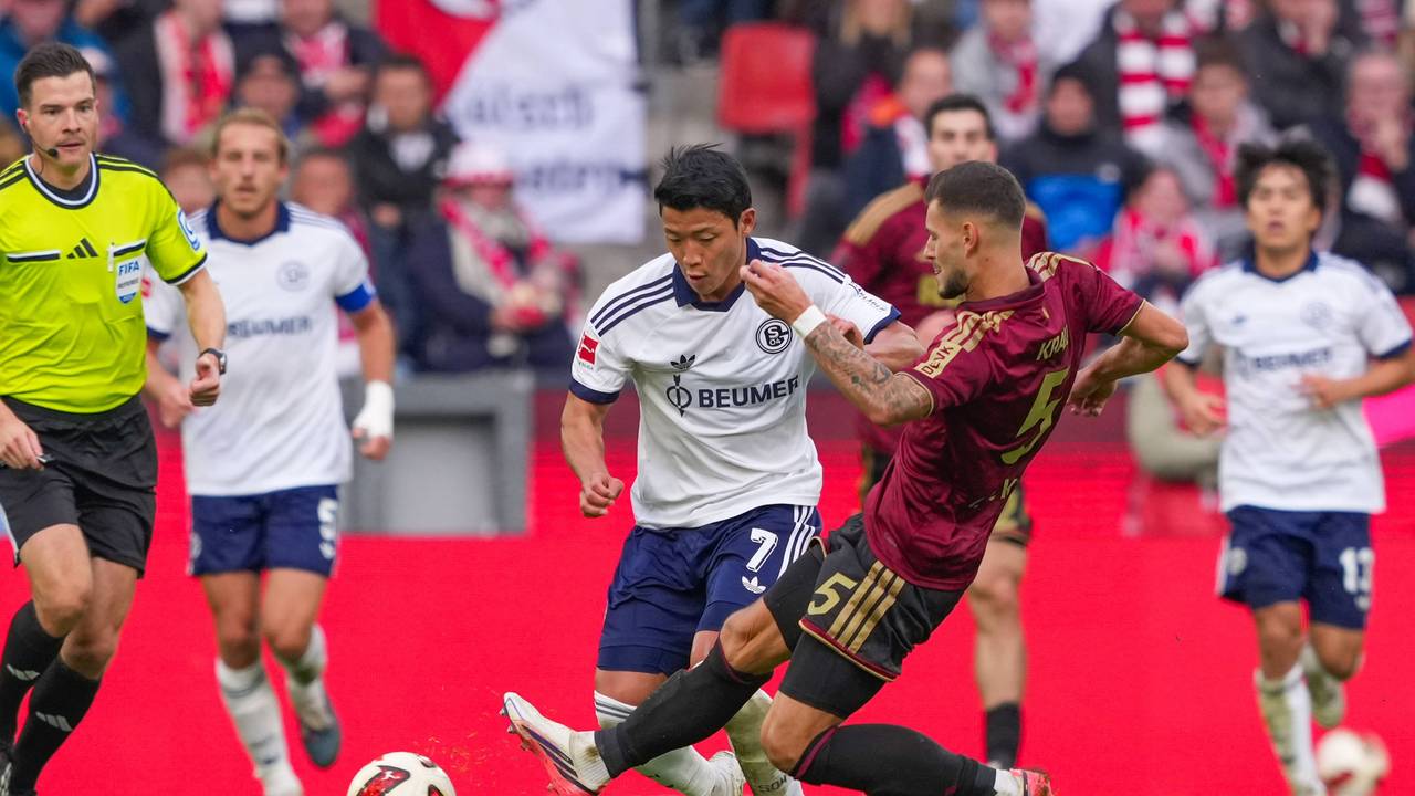 Tom Krauß im Zweikampf mit Hee-chan Hwang .