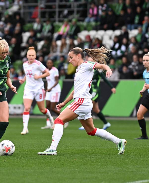 Ella Peddemors geht mit Ball durch die FC-Abwehr.