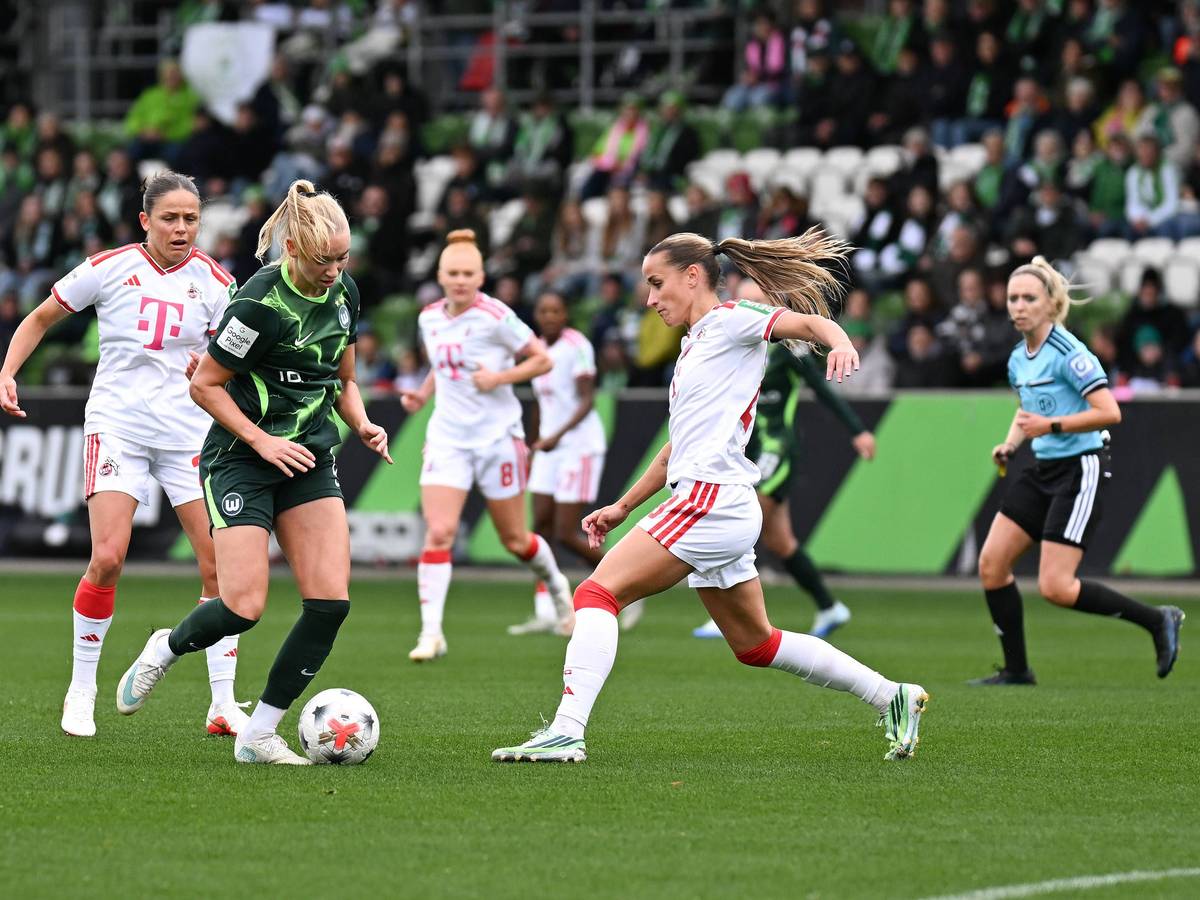 Ella Peddemors geht mit Ball durch die FC-Abwehr.