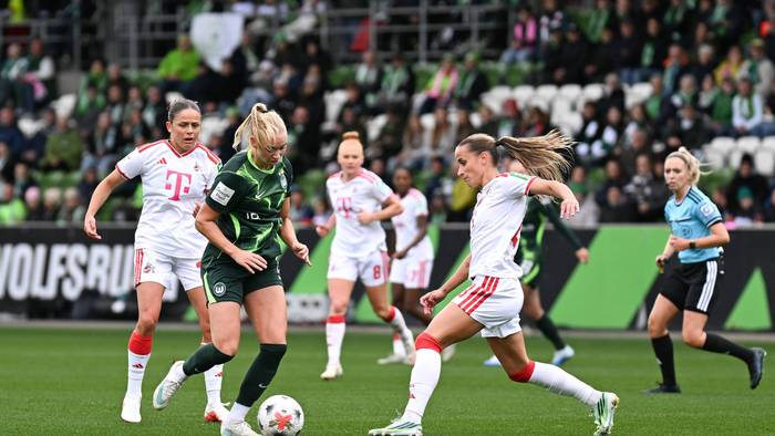 Ella Peddemors geht mit Ball durch die FC-Abwehr.