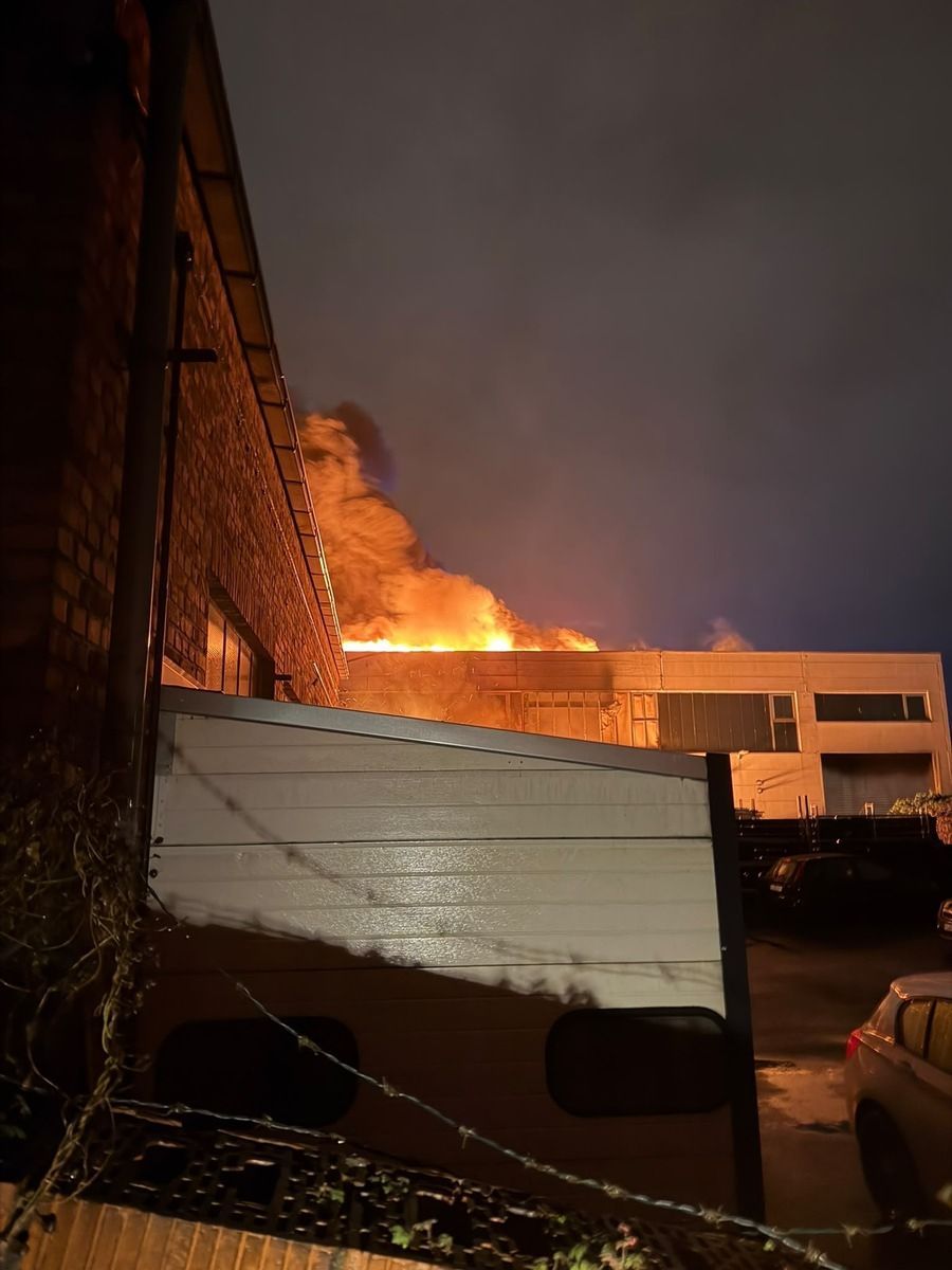 Brand in einer Lagerhalle in Ratingen-West