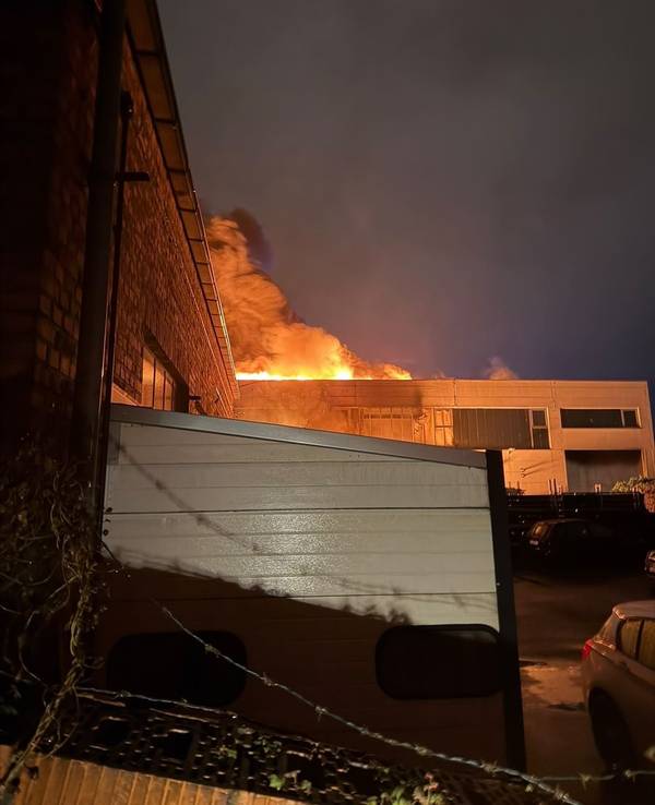 Brand in einer Lagerhalle in Ratingen-West