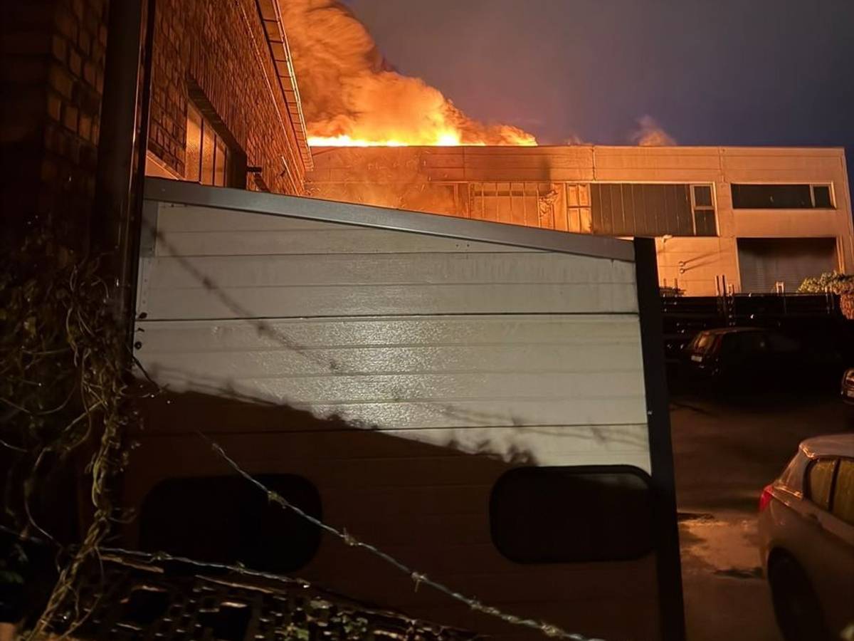 Brand in einer Lagerhalle in Ratingen-West