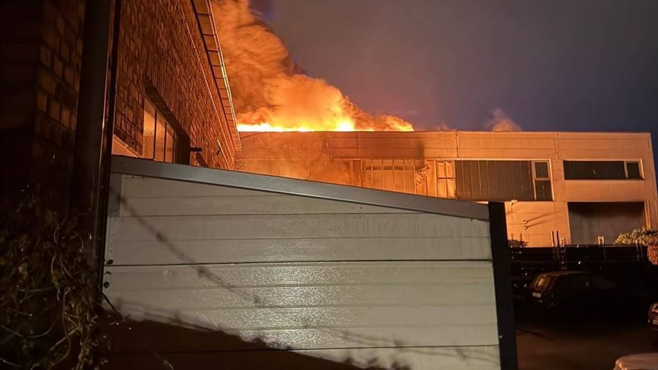 Brand in einer Lagerhalle in Ratingen-West