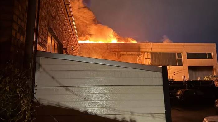 Brand in einer Lagerhalle in Ratingen-West