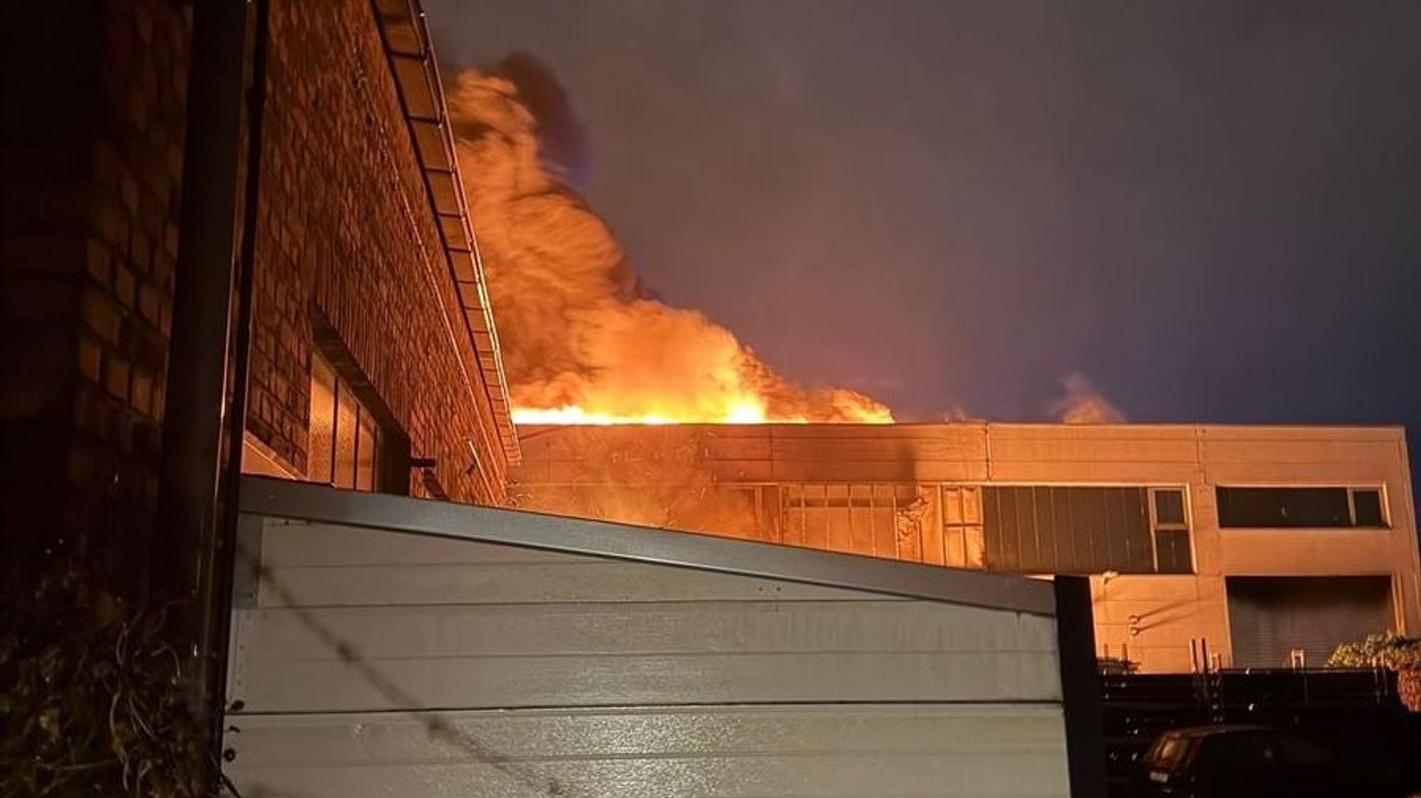 Brand in einer Lagerhalle in Ratingen-West
