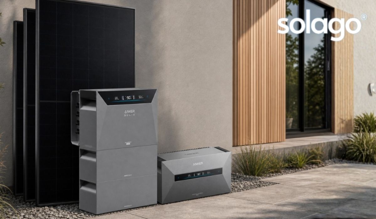 Solago Balkonkraftwerk mit AIKO Solarmodulen und Anker Solix 4 Pro und Anker Max Speicher vor Wohnhaus.