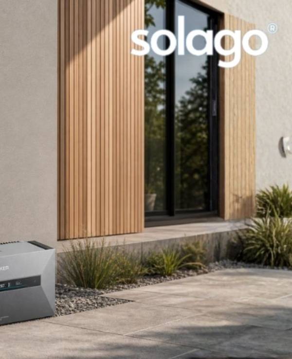 Solago Balkonkraftwerk mit AIKO Solarmodulen und Anker Solix 4 Pro und Anker Max Speicher vor Wohnhaus.