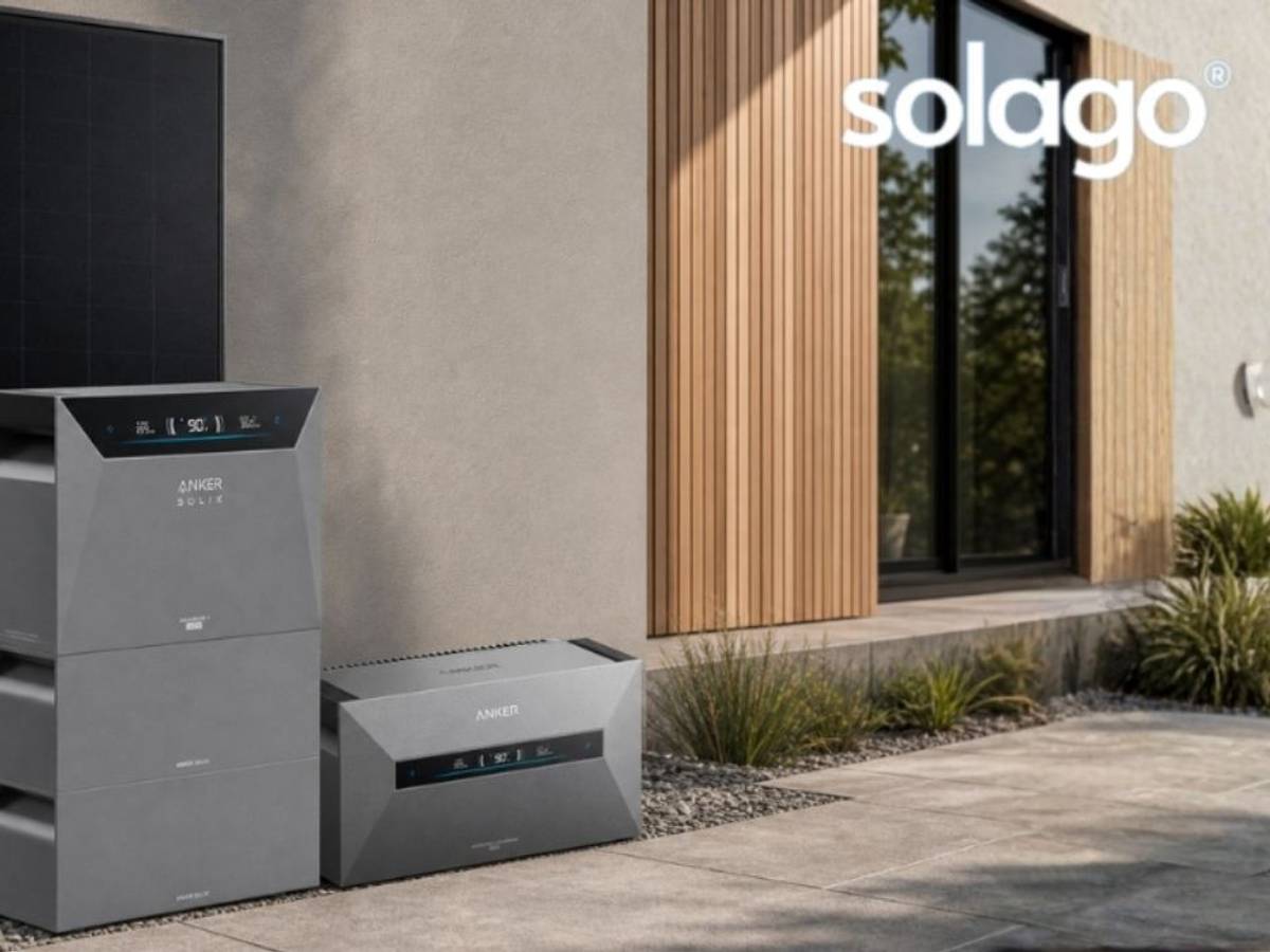 Solago Balkonkraftwerk mit AIKO Solarmodulen und Anker Solix 4 Pro und Anker Max Speicher vor Wohnhaus.