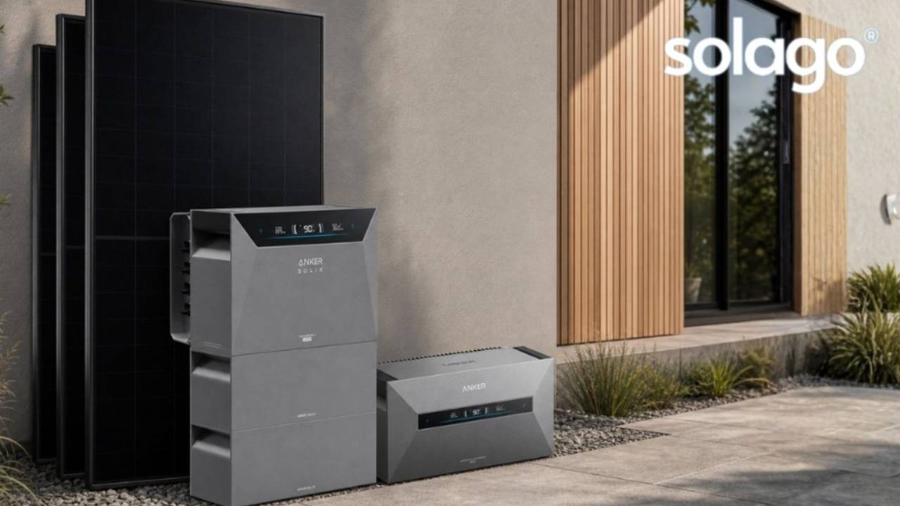 Solago Balkonkraftwerk mit AIKO Solarmodulen und Anker Solix 4 Pro und Anker Max Speicher vor Wohnhaus.