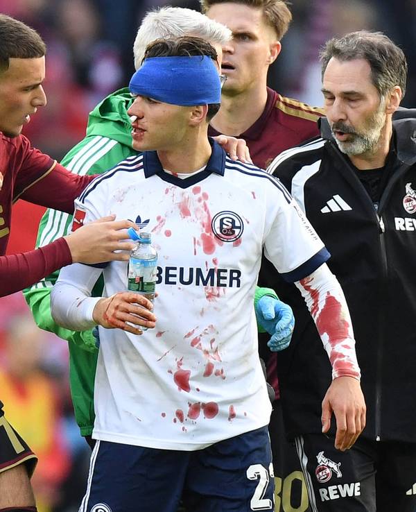 Said El Mala erkundigt sich beim blutüberströmten Soufiane El-Faouzi.
