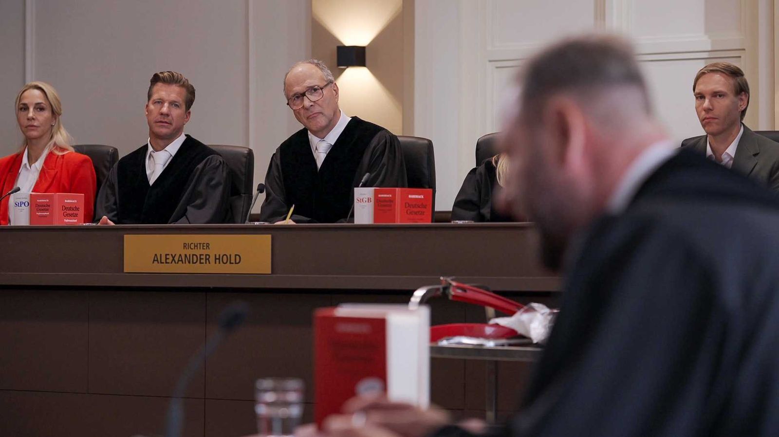 Einige der Kollegen von damals sind wieder dabei, wenn Richter Alexander Hold (Mitte) 50 neue Fälle verhandelt. (Bild: SAT.1 / Joyn)