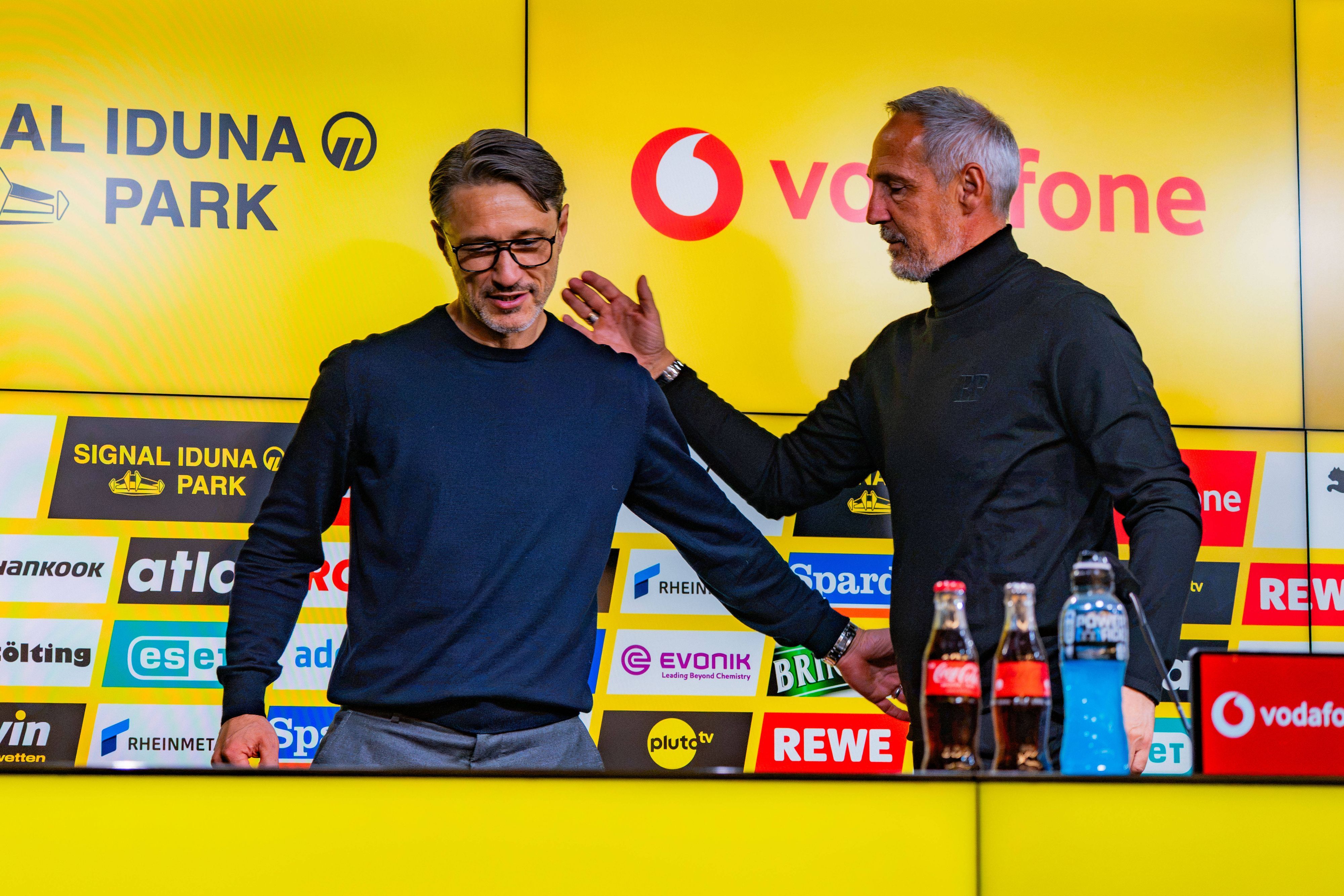 Niko Kovac und Adi Hütter klatschen sich auf der Pressekonferenz ab.