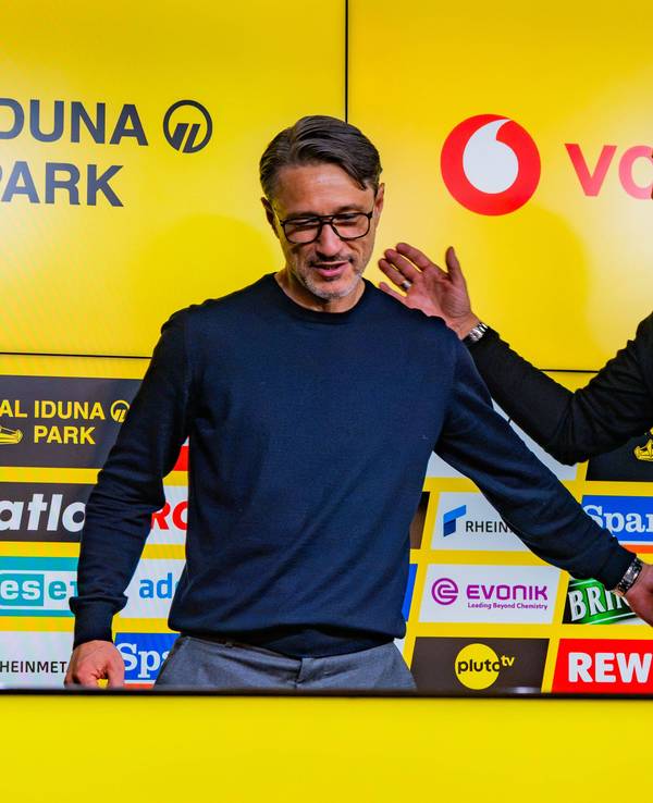 Niko Kovac und Adi Hütter klatschen sich auf der Pressekonferenz ab.