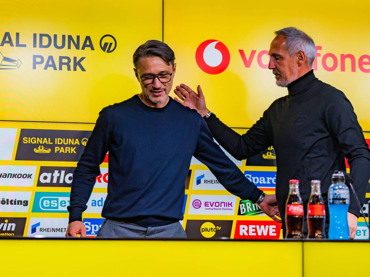 Niko Kovac und Adi Hütter klatschen sich auf der Pressekonferenz ab.