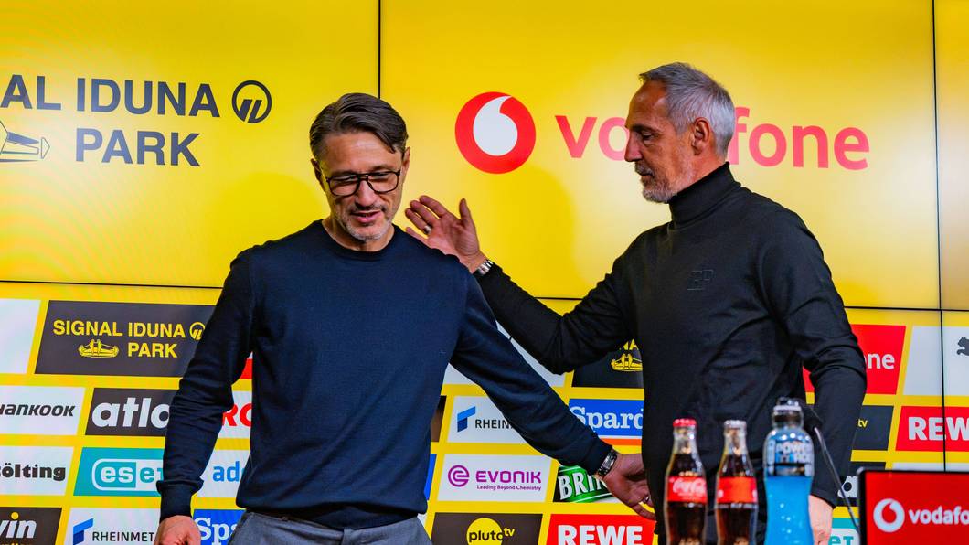 Niko Kovac und Adi Hütter klatschen sich auf der Pressekonferenz ab.