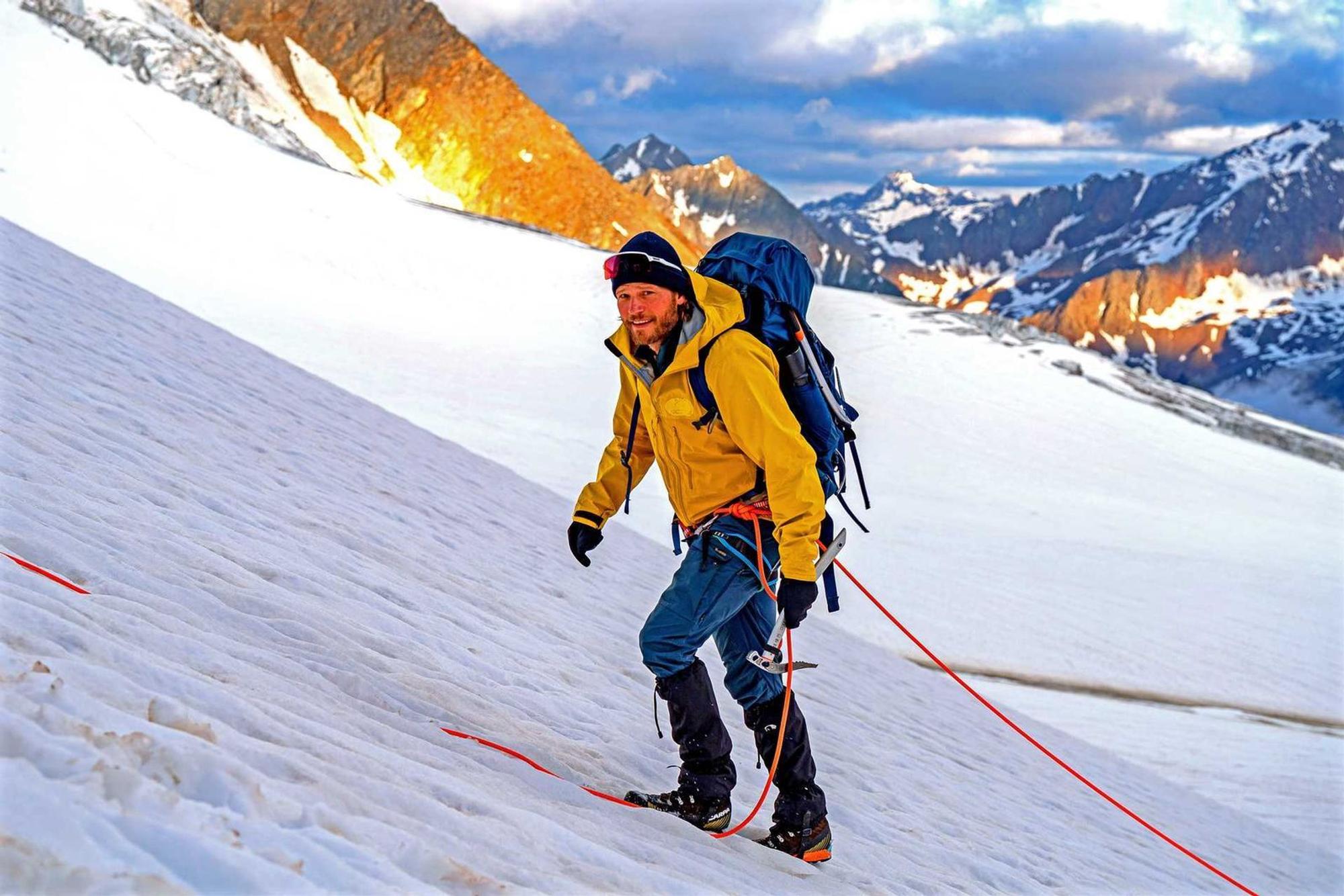 Auch wenn Sebastian Ströbel im schönen Hamburg lebt: Die Berge liebt er über alles. 2023 erklomm der „Bergretter“ in „Sebastian Ströbel: Meine Alpen - Extreme der Berge“ die Wildspitze, den zweithöchsten Berg Österreichs. (Bild: ZDF / Thomas Maerz)