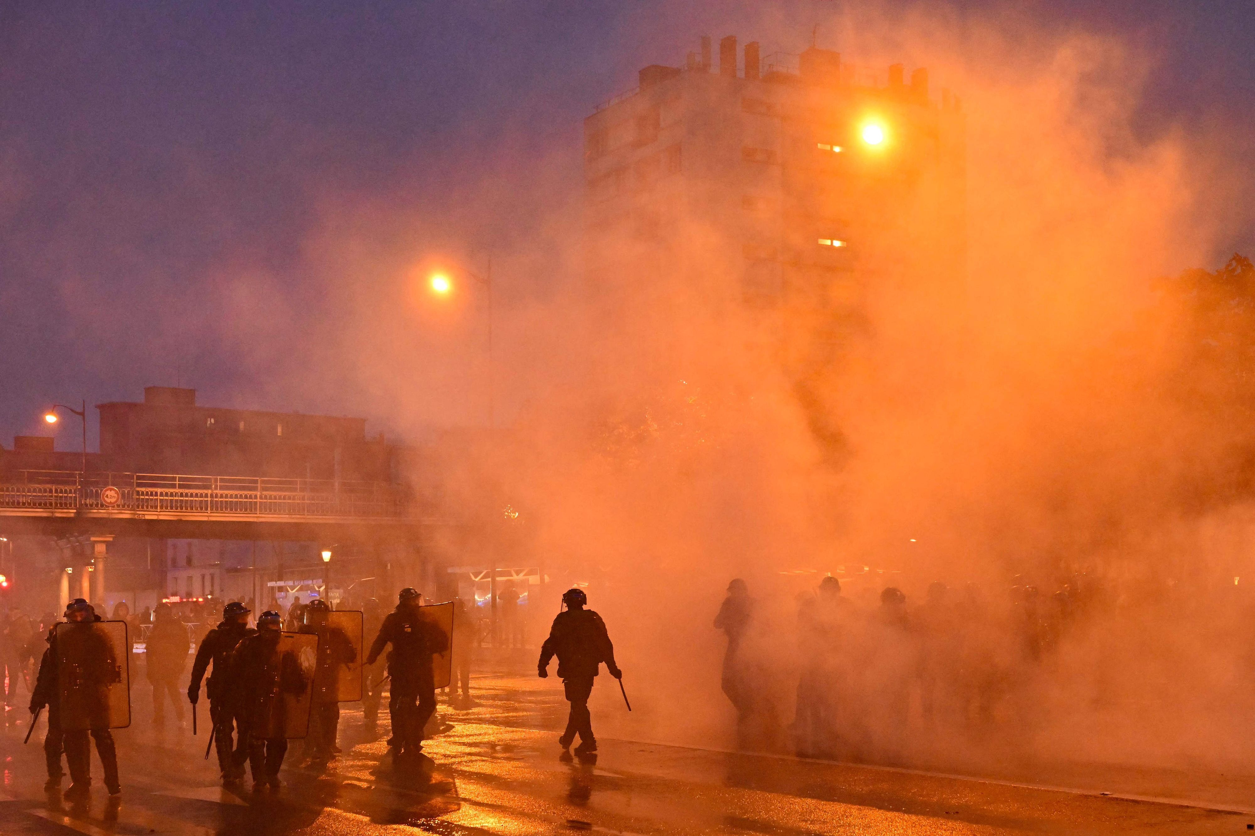 Einsatzkräfte der Polizei sind am Samstagabend (24. Oktober) in Paris im Einsatz.