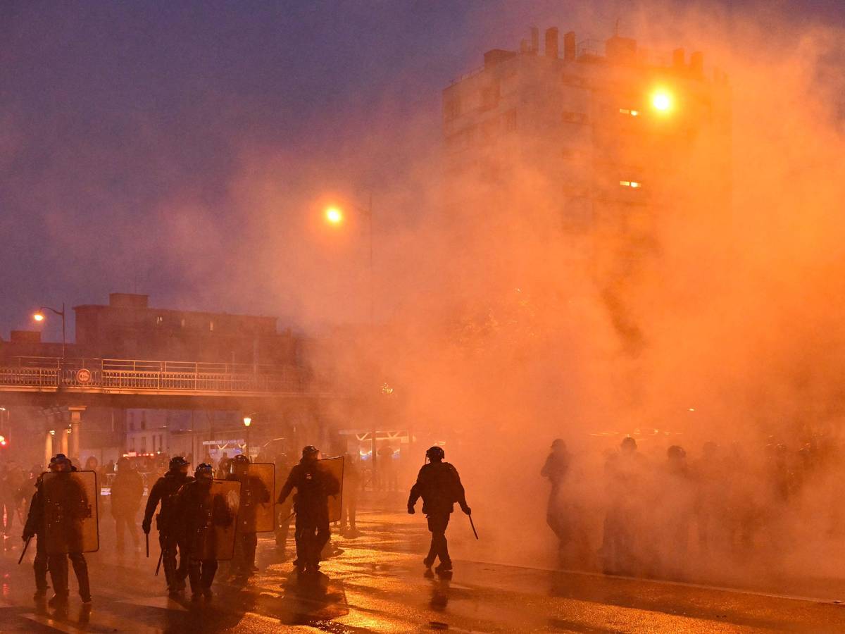 Einsatzkräfte der Polizei sind am Samstagabend (24. Oktober) in Paris im Einsatz.