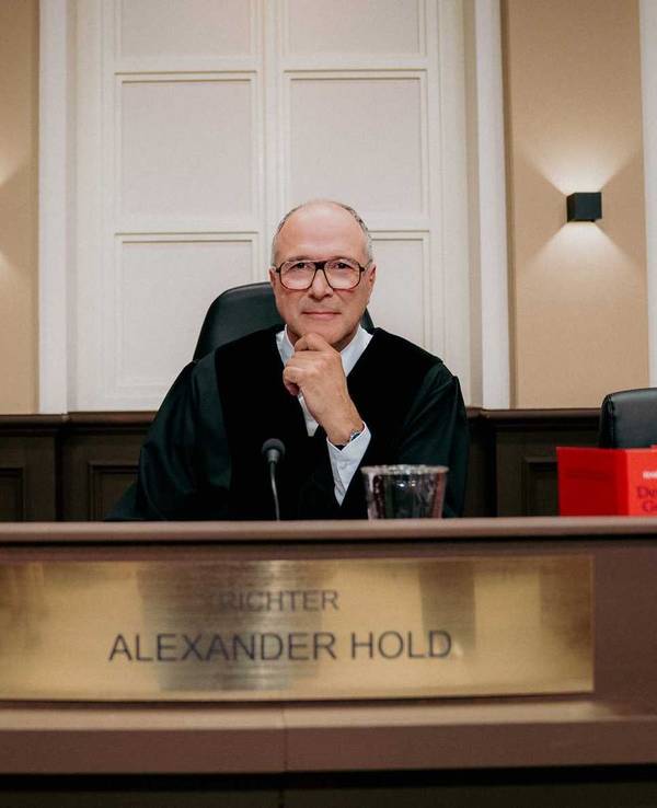 Außer dem neuen Sitzungssaal und dem zurückgewichenen Haaransatz habe sich zu den früheren Folgen der Gerichtsshow nicht viel verändert, sagt TV-Richter Alexander Hold. (Bild: SAT.1 / Joyn)