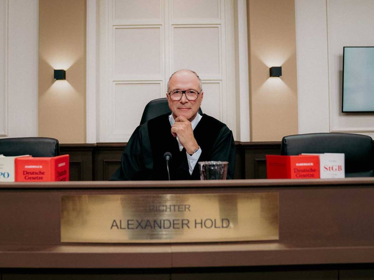 Außer dem neuen Sitzungssaal und dem zurückgewichenen Haaransatz habe sich zu den früheren Folgen der Gerichtsshow nicht viel verändert, sagt TV-Richter Alexander Hold. (Bild: SAT.1 / Joyn)