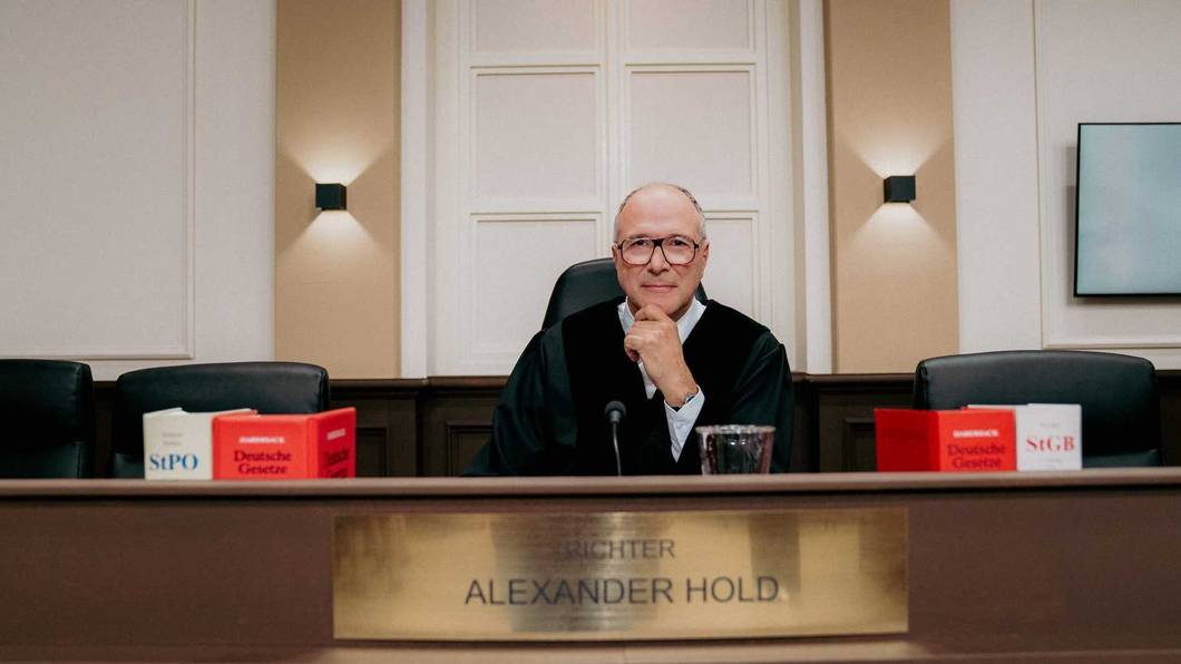 Außer dem neuen Sitzungssaal und dem zurückgewichenen Haaransatz habe sich zu den früheren Folgen der Gerichtsshow nicht viel verändert, sagt TV-Richter Alexander Hold. (Bild: SAT.1 / Joyn)