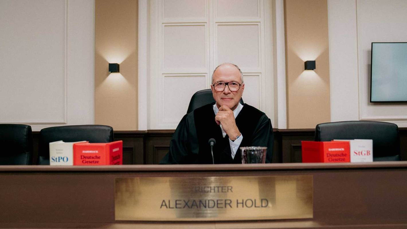 Außer dem neuen Sitzungssaal und dem zurückgewichenen Haaransatz habe sich zu den früheren Folgen der Gerichtsshow nicht viel verändert, sagt TV-Richter Alexander Hold. (Bild: SAT.1 / Joyn)