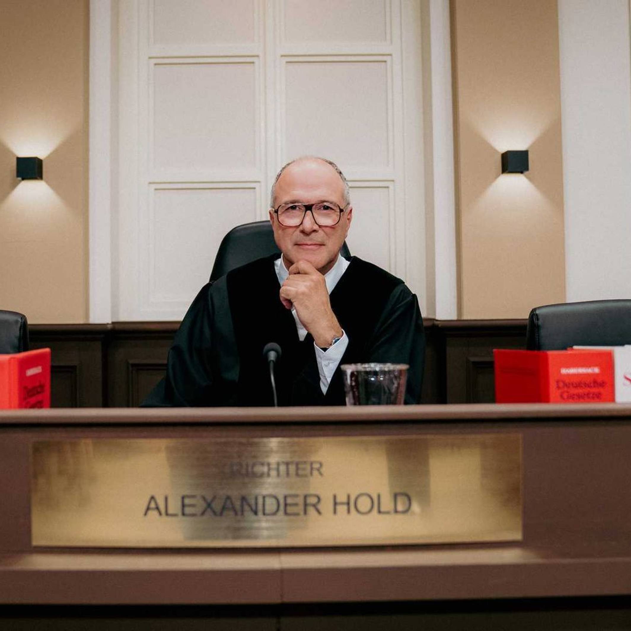 Außer dem neuen Sitzungssaal und dem zurückgewichenen Haaransatz habe sich zu den früheren Folgen der Gerichtsshow nicht viel verändert, sagt TV-Richter Alexander Hold. (Bild: SAT.1 / Joyn)