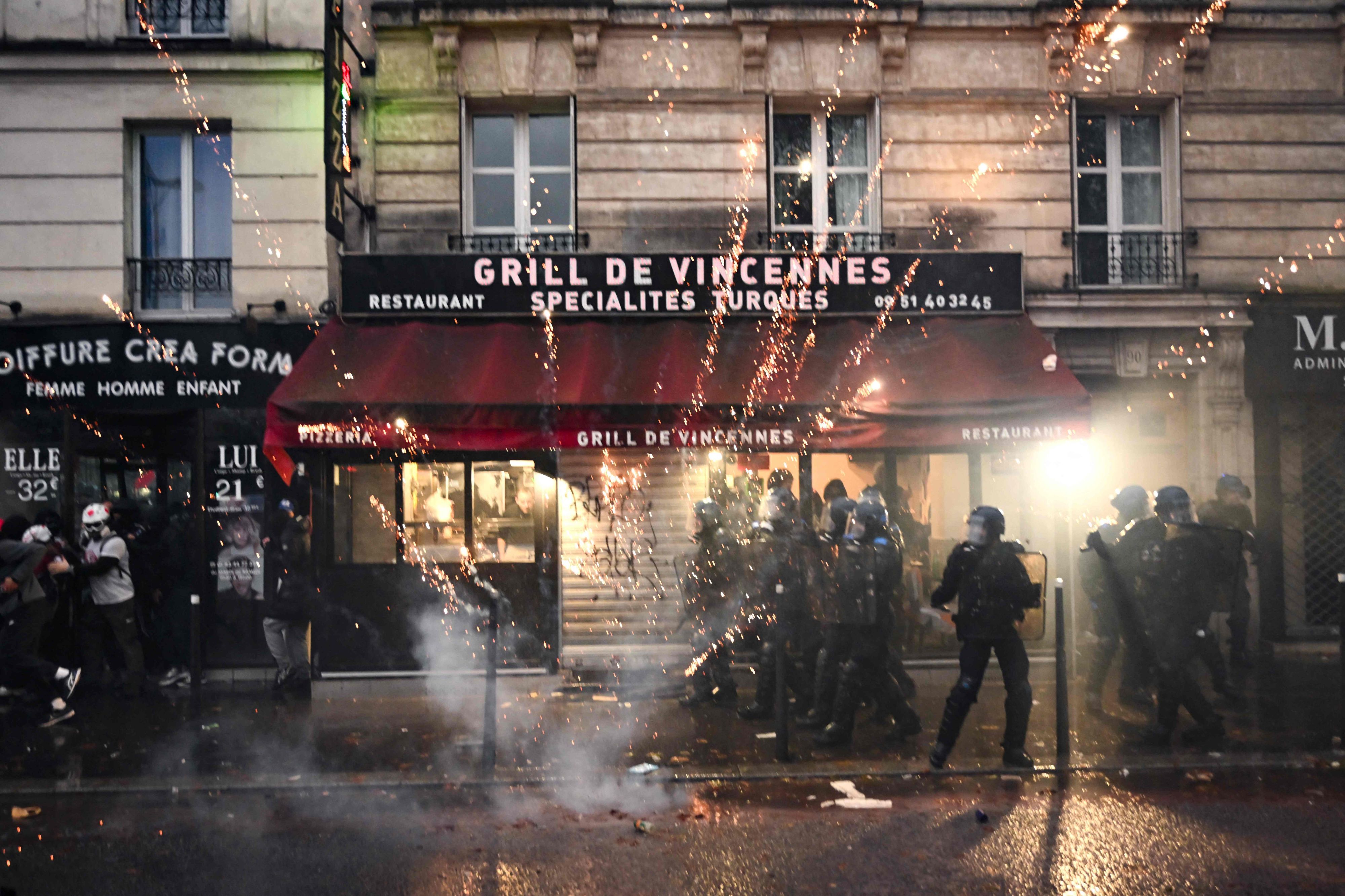 Einsatzkräfte der Polizei werden am Samstagabend (24. Oktober) in Paris mit Pyrotechnik beschossen.