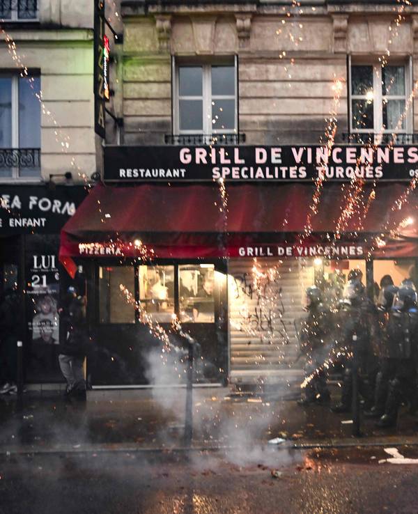 Einsatzkräfte der Polizei werden am Samstagabend (24. Oktober) in Paris mit Pyrotechnik beschossen.
