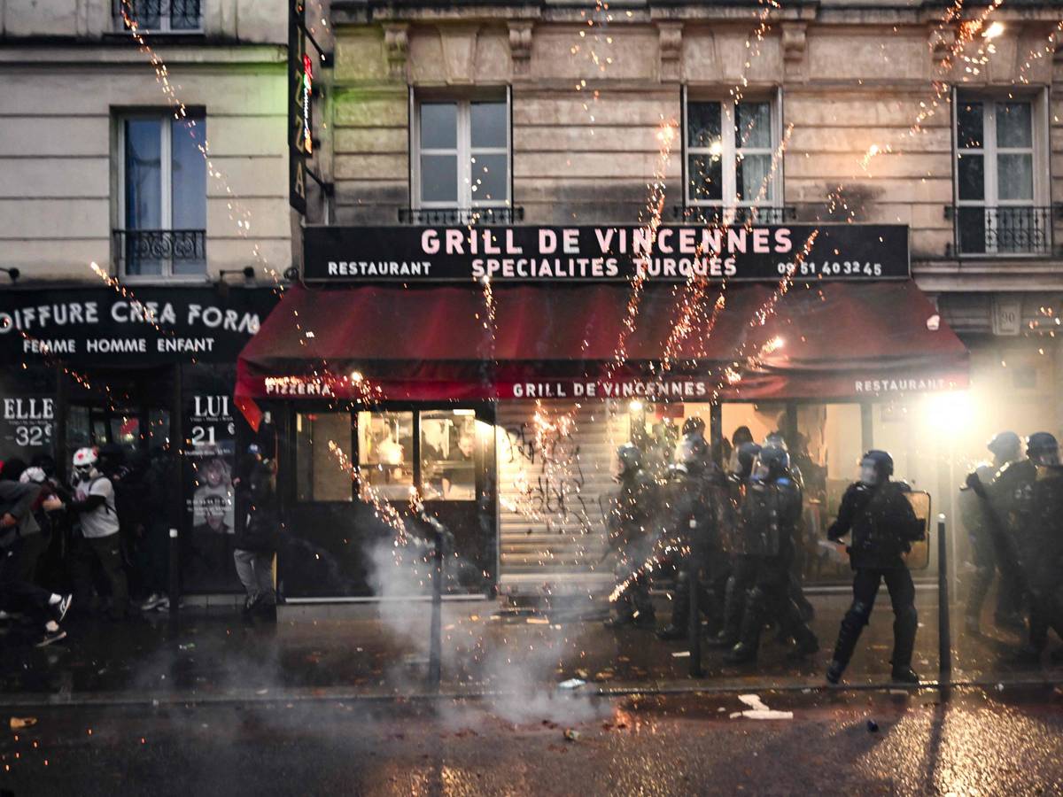 Einsatzkräfte der Polizei werden am Samstagabend (24. Oktober) in Paris mit Pyrotechnik beschossen.