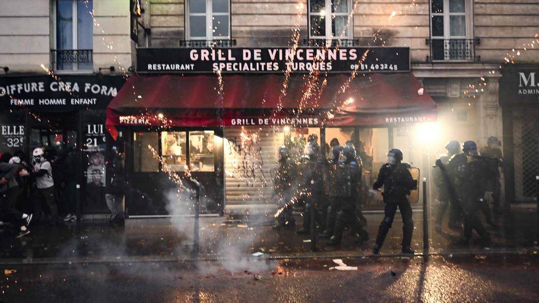 Einsatzkräfte der Polizei werden am Samstagabend (24. Oktober) in Paris mit Pyrotechnik beschossen.